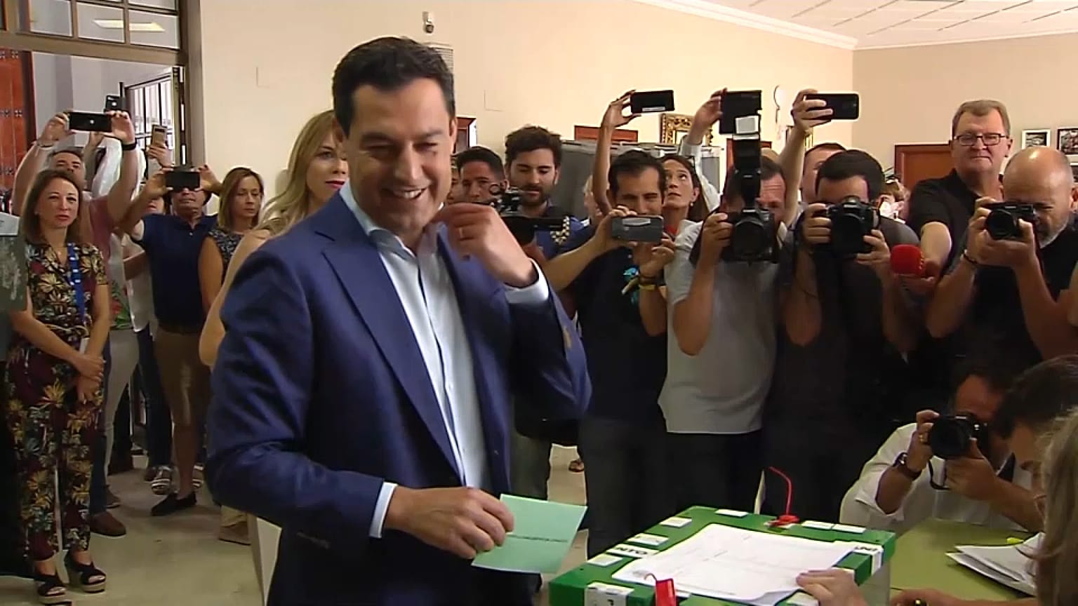 El actual presidente de la comunidad autónoma y líder del PP en Andalucía, Juan Manuel Moreno Bonilla, cuando ejercía su derecho al sufragio este domingo 19 de junio de 2022.