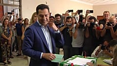 El actual presidente de la comunidad autónoma y líder del PP en Andalucía, Juan Manuel Moreno Bonilla, cuando ejercía su derecho al sufragio este domingo 19 de junio de 2022.