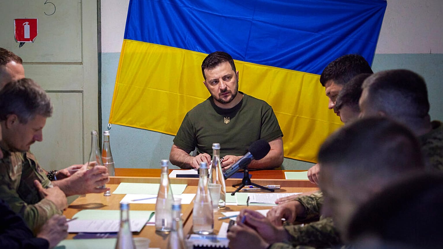 Volodymy Zelensky avec des responsables militaires lors de sa visite dans la région de Mykolaiv, le 18 juin.