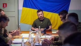 Volodymy Zelensky avec des responsables militaires lors de sa visite dans la région de Mykolaiv, le 18 juin.