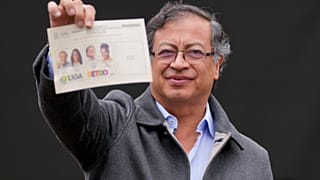 Gustavo Petro mostrando su papeleta de voto