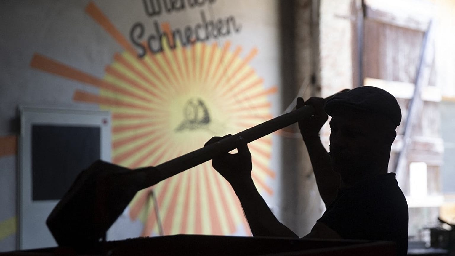 Schneckenzüchter Andreas Gugumuck rührt Schneckenfutter an, 18.06.2022
