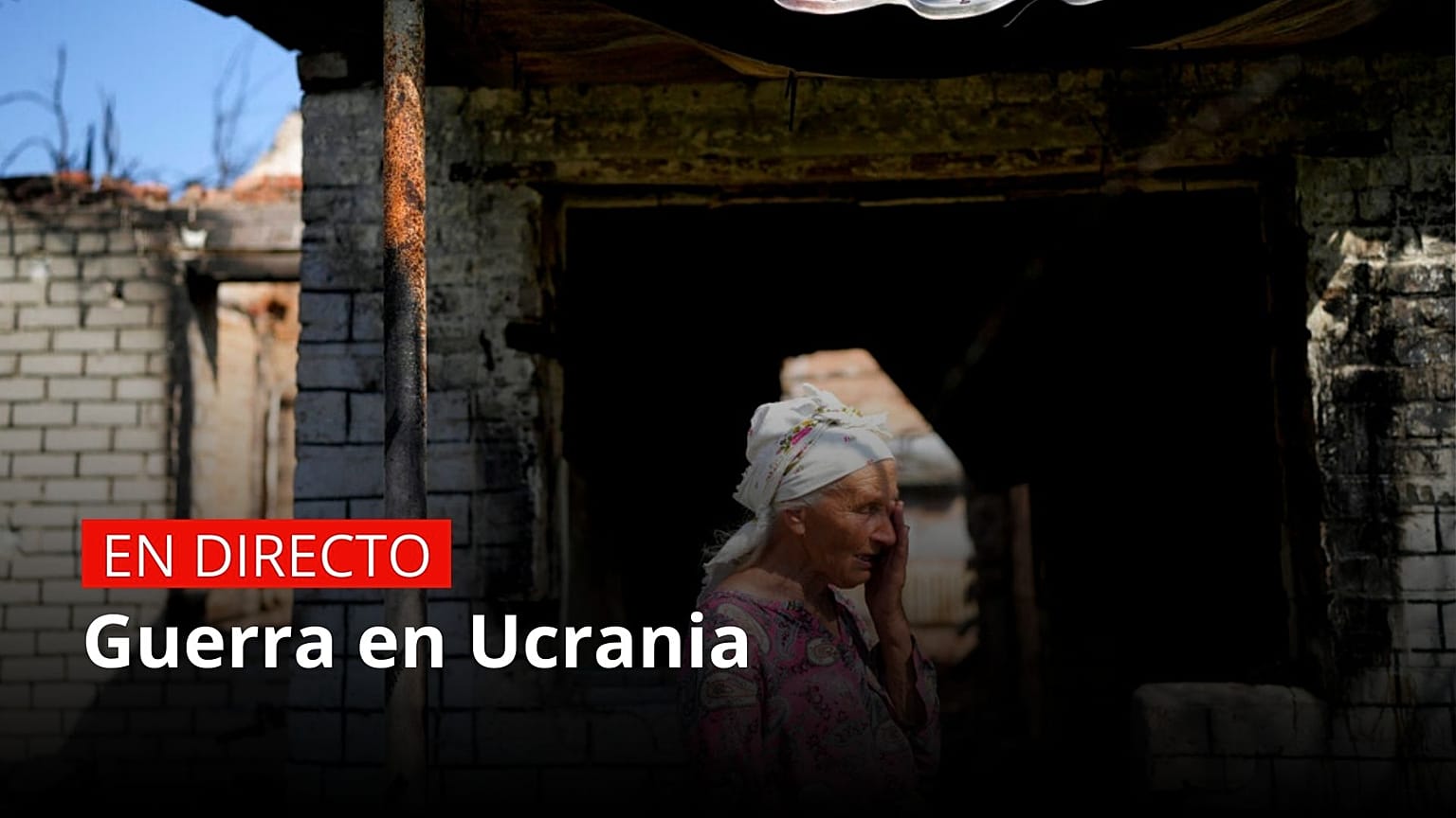 Hanna Sylivon, de 76 años, frente a su casa destruida por los ataques en Chernígov