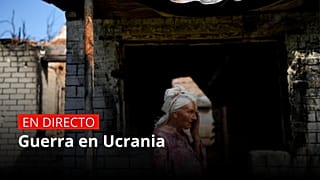 Hanna Sylivon, de 76 años, frente a su casa destruida por los ataques en Chernígov