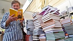 Επισκέπτης σε έκθεση βιβλίου στο Λβιβ