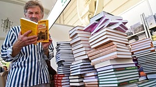 Επισκέπτης σε έκθεση βιβλίου στο Λβιβ