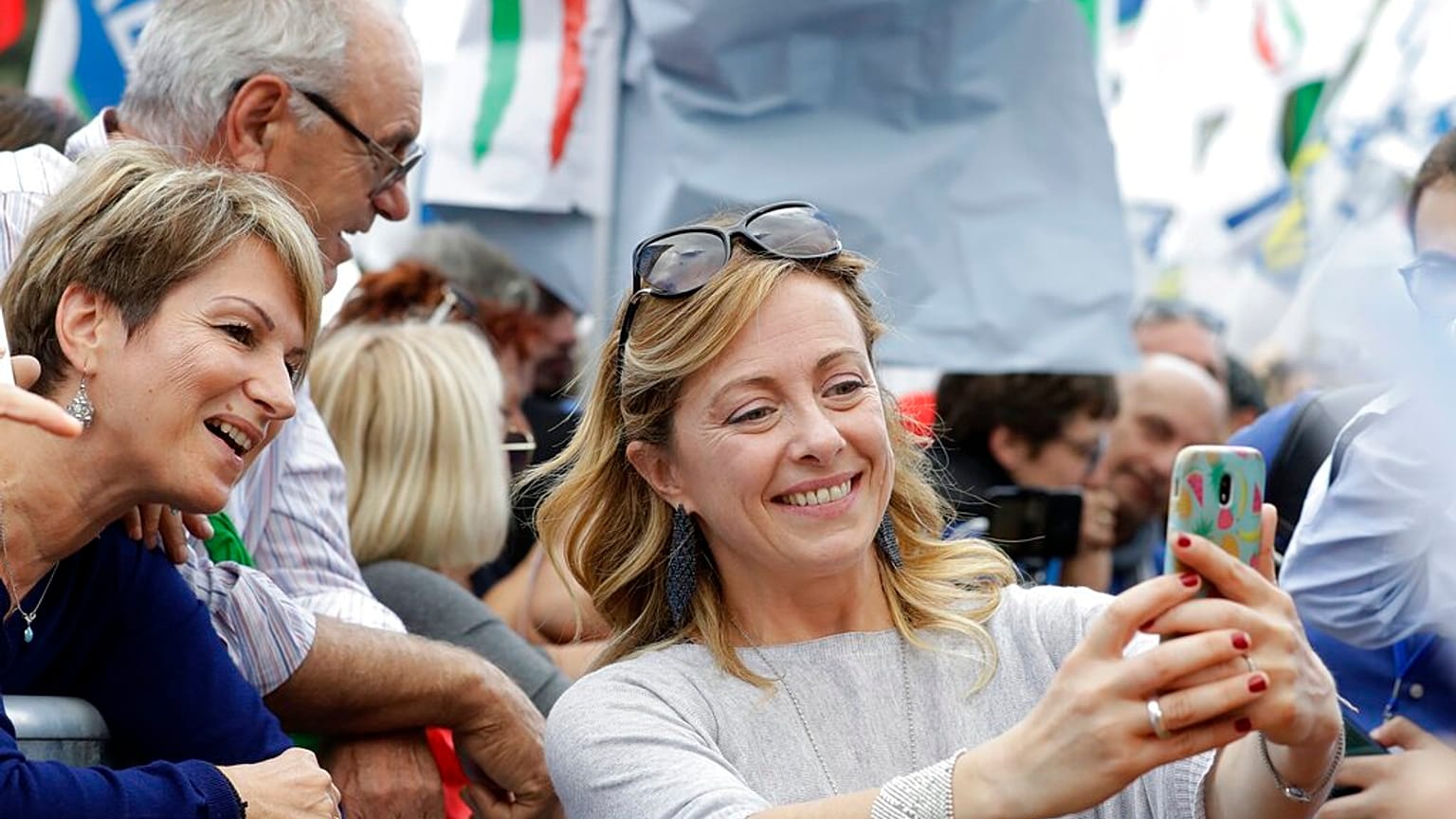 Giorgia Meloni egy párteseményen fotózkodik 2019-ben Rómában
