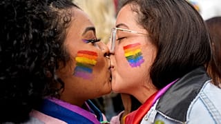 Deux jeunes femmes s'embrassent lors de la Gay pride à Sao Paulo au Brésil le dimanche 19 juin