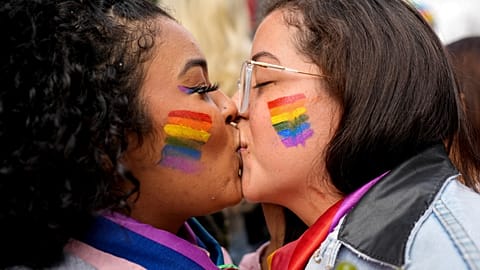 Deux jeunes femmes s'embrassent lors de la Gay pride à Sao Paulo au Brésil le dimanche 19 juin