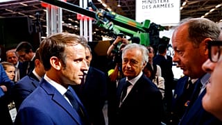 Il presidente Macron a sinistra