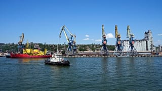 Pier mit Getreidelager im Hintergrund im Seehafen von Mariupol, russisch besetzt, 12. Juni 2022.
