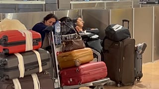 مسافرون نائمون في مطار بروكسل