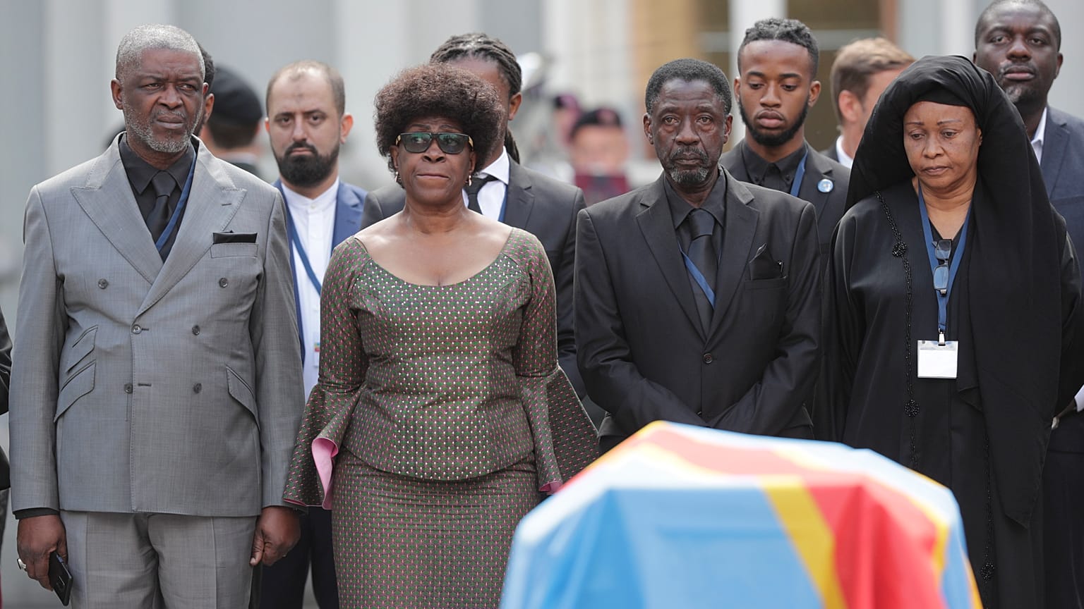 Roland, Juliana és Francois Lumumba a néhai kongói kormányfő, Patrice Lumumba gyermekei apjuk gyászszertartásán a brüsszeli Egmont-palotában 2022. június 20-án.