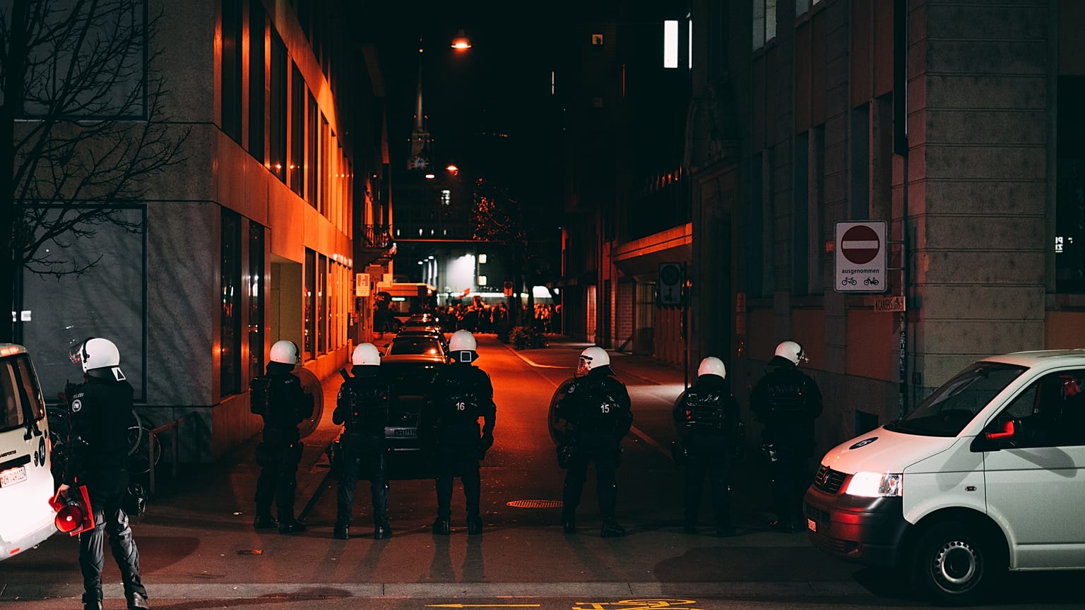 Die Polizei in Zürich entdeckte im Rahmen einer Patrouille 50 Personen, die offenbar unter falschen Angaben eine Waldhütte gemietet hatten.