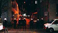 Die Polizei in Zürich entdeckte im Rahmen einer Patrouille 50 Personen, die offenbar unter falschen Angaben eine Waldhütte gemietet hatten.
