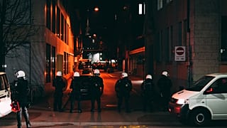 Die Polizei in Zürich entdeckte im Rahmen einer Patrouille 50 Personen, die offenbar unter falschen Angaben eine Waldhütte gemietet hatten.