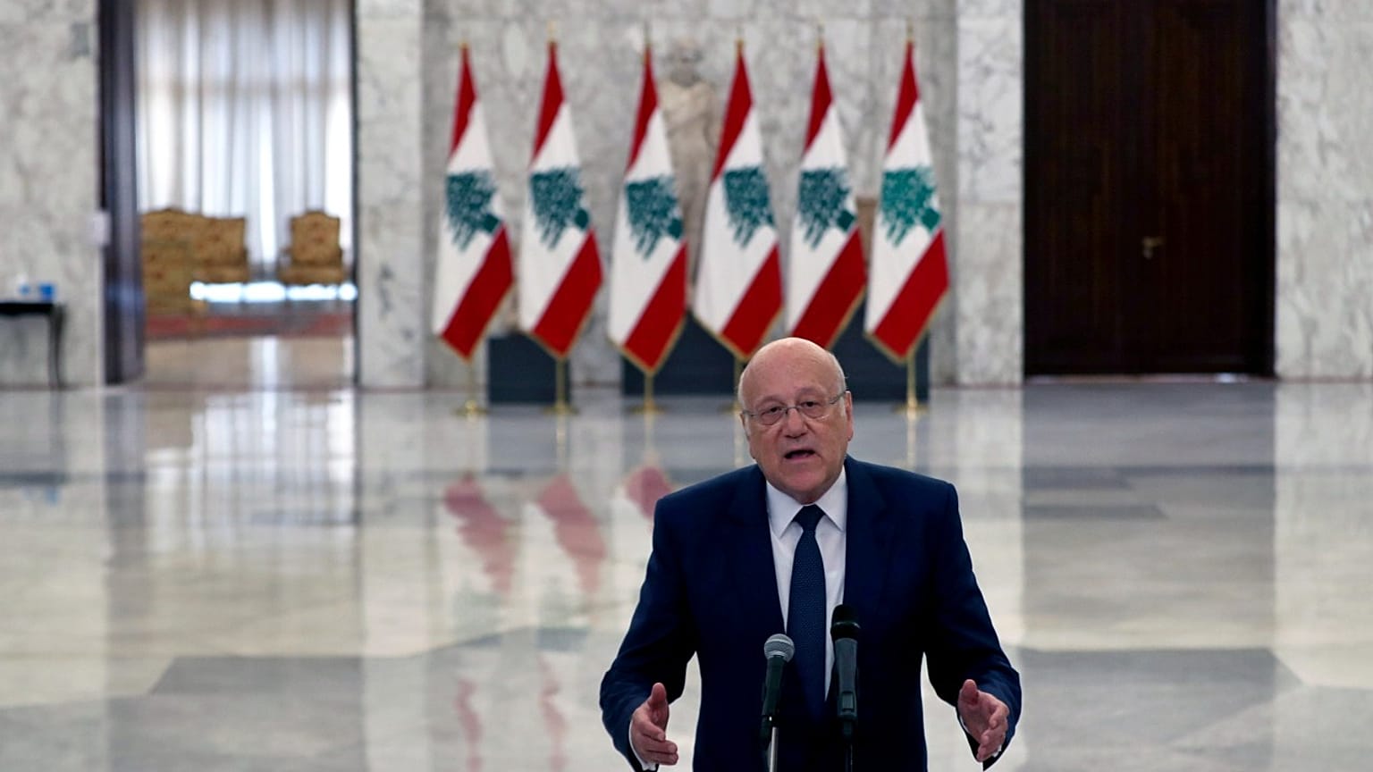 نجيب ميقاتي، رئيس حكومة تصريف الأعمال في لبنان  خلال مؤتمر صحفي في بيروت، لبنان. 