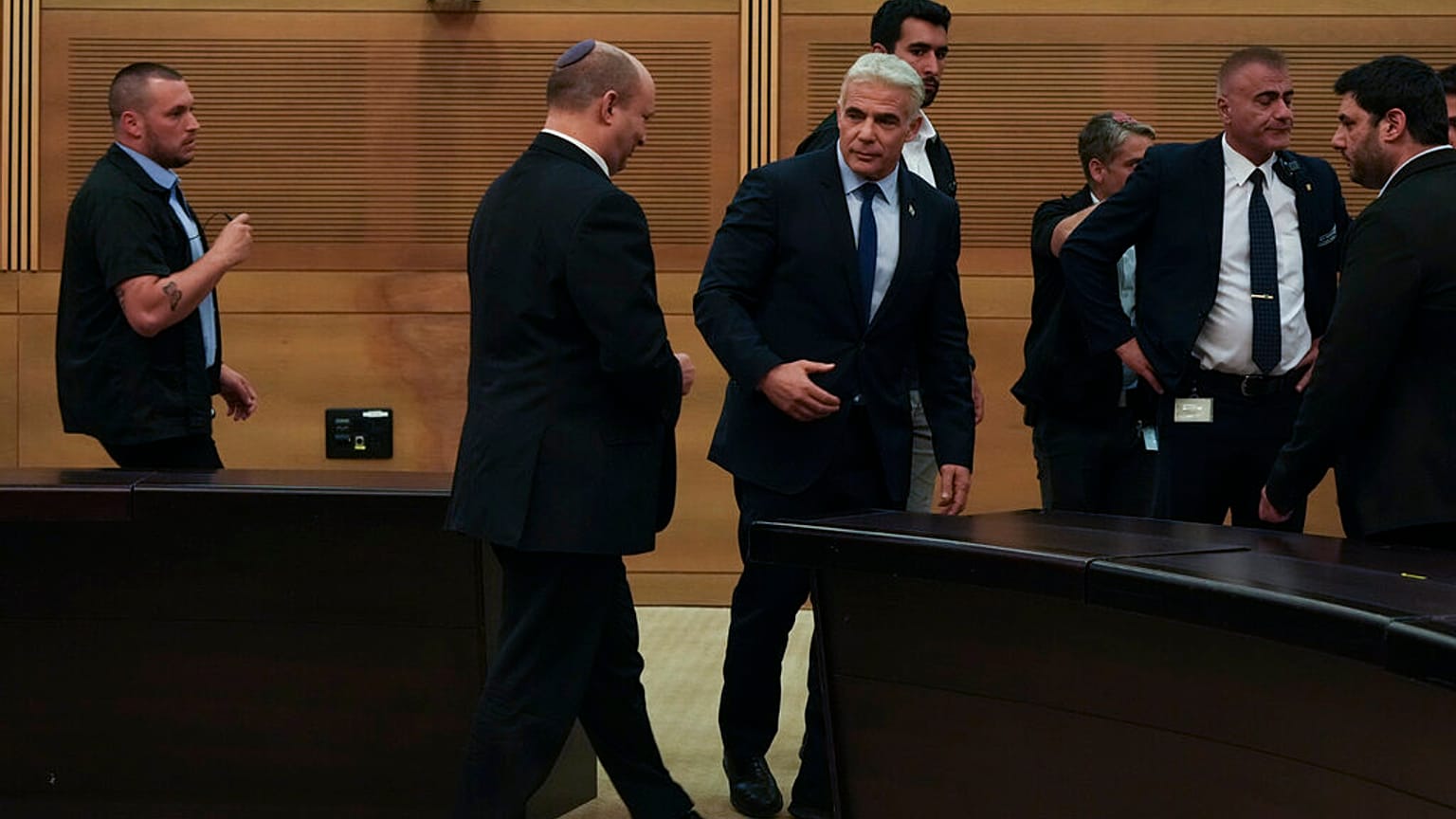 Naftali Bennett verlässt die Knesset mit gesenktem Kopf nach der Ankündigung von Neuwahlen