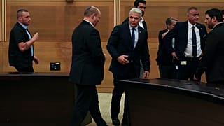 Naftali Bennett verlässt die Knesset mit gesenktem Kopf nach der Ankündigung von Neuwahlen