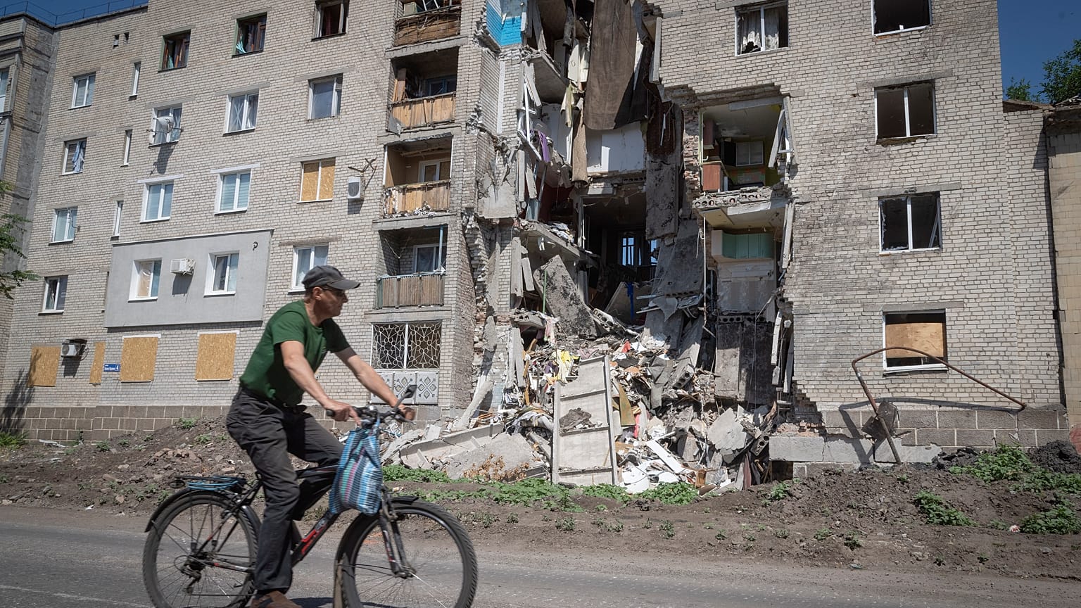 Разрушенный жилой дом в городе Бахмут Донецкой области