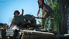 Ein ukrainischer Soldat zeigt das Vivtory-Zeichen an diesem Montag in der Region Donezk