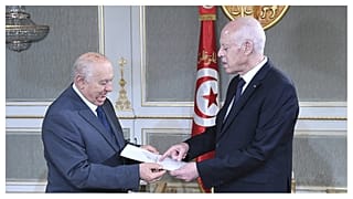 صادق بلعيد يقدم مسودة الدستور الجديد إلى الرئيس قيس سعيد (يمين) في قصر قرطاج في تونس العاصمة-20 يونيو 2022
