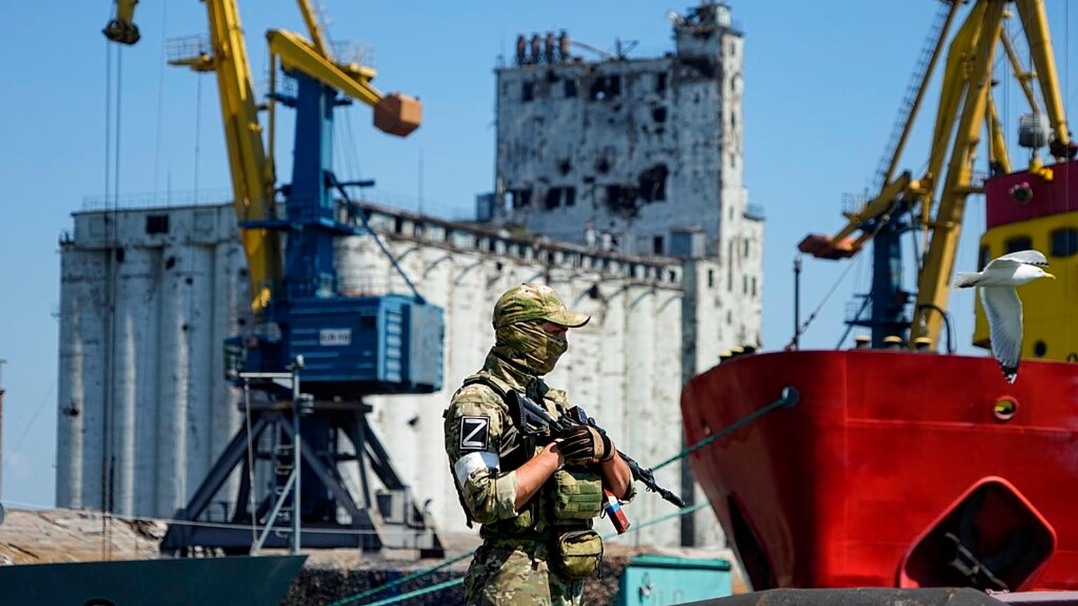 Soldado russo guarda porto de Mariupol, Ucrânia, durante crise de cereais