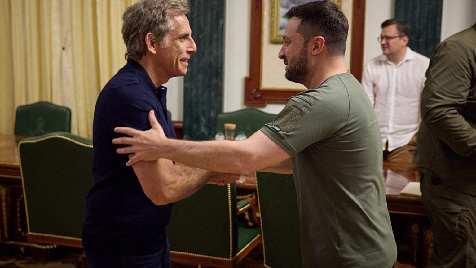Herzliche Begrüßung zwischen Ben Stiller und Wolydimir Selenskyj