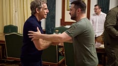 Herzliche Begrüßung zwischen Ben Stiller und Wolydimir Selenskyj