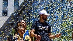 Stephen Curry celebra el triunfo de los Golden State Warriors 