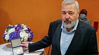 Le lauréat du Prix Nobel de la paix, Dmitri Mouratov, devant sa médaille Nobel mise aux enchères à New York, le 20/06/2022