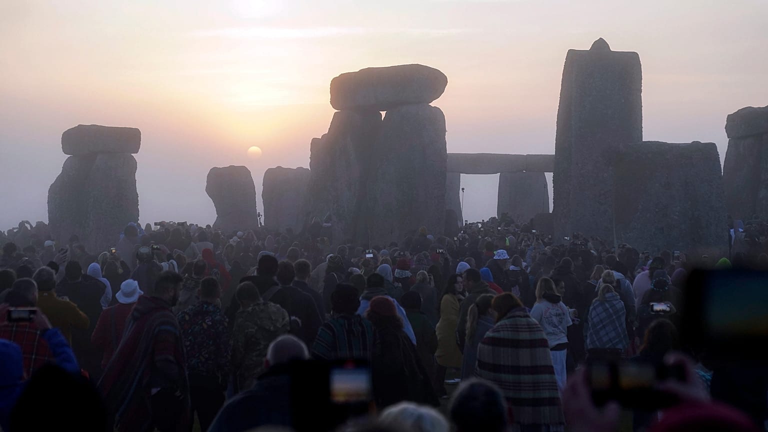 Solsticio de verano en Stonehenge con centenares de asistentes este año