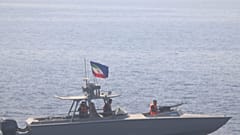 رویارویی قایق‌های سپاه با ۲ کشتی آمریکایی در تنگه هرمز؛عکس از توئیتر ناوگان پنجم نیروی دریایی آمریکا