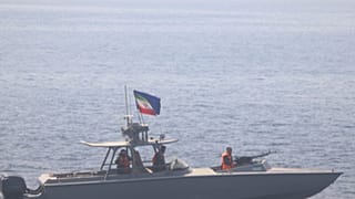 رویارویی قایق‌های سپاه با ۲ کشتی آمریکایی در تنگه هرمز؛عکس از توئیتر ناوگان پنجم نیروی دریایی آمریکا