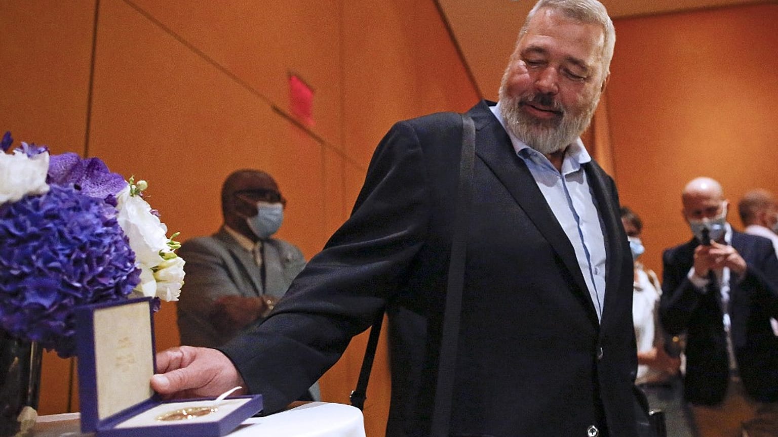 Jornalsta russo Dmitry Muratov e o Prémio Nobel da Paz, que recebeu em 2021