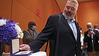 Jornalsta russo Dmitry Muratov e o Prémio Nobel da Paz, que recebeu em 2021