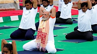 Narendra Modi, indiai miniszterelnök jógázik a Nemzetközi Jóganapon