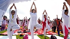 Menschen in Kathmandu in Nepal machen anlässlich des Internationalen Yogatags gemeinsam Yogaübungen.