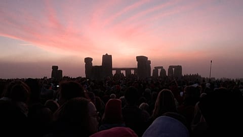 Lors des solstices d'été et d'hiver, Stonehenge est aligné sur l'axe du soleil .