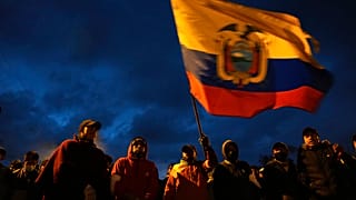 Manifestantes indígenas ondean una bandera de Ecuador en la capital, Quito