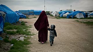 Belçika vatandaşı Samira, Roj Kampında oğluyla yürürken (arşiv)
