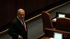 رئيس الوزراء الإسرائيلي السابق بنيامين نتنياهو بعد حضوره الجلسة الصيفية الأولى للكنيست، في القدس.