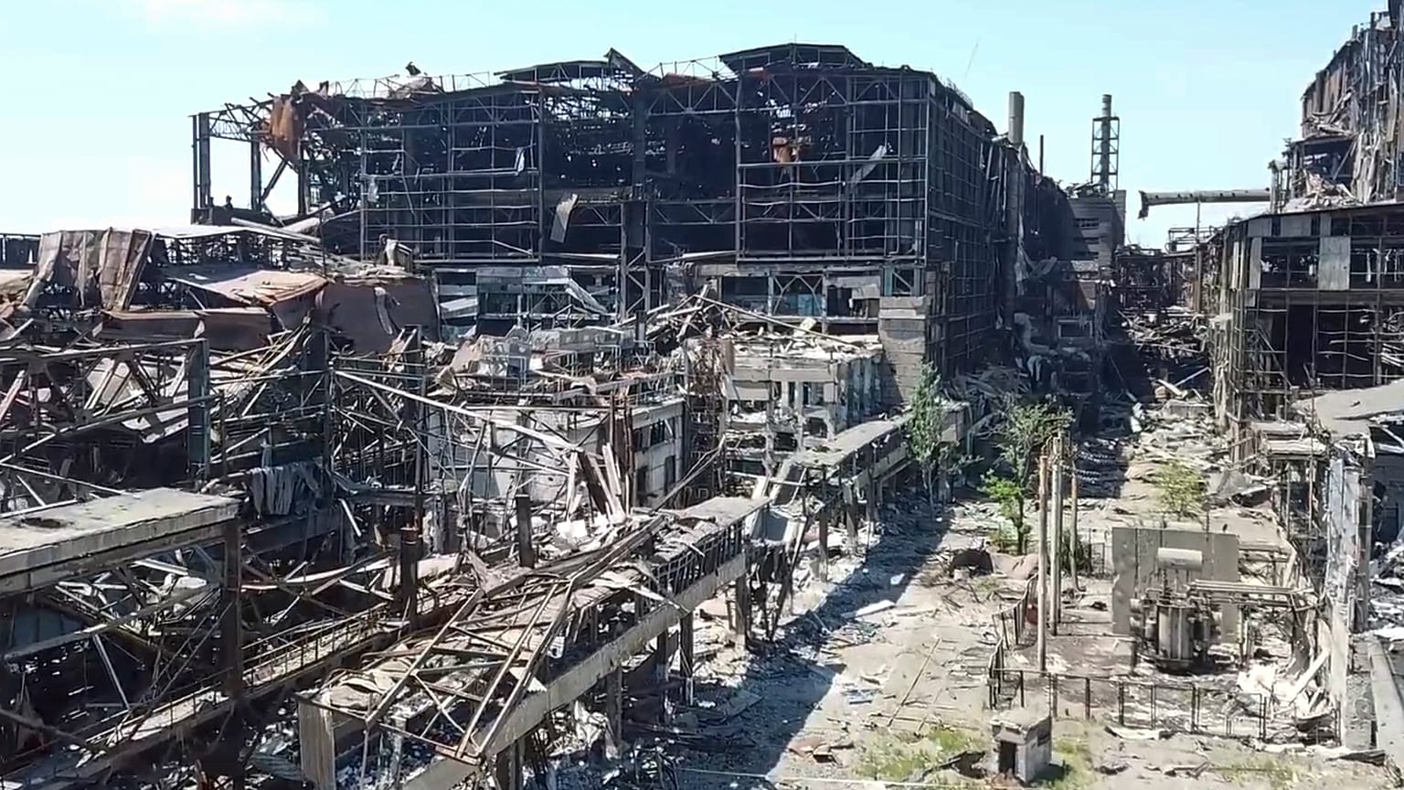 Cette photo extraite d'une vidéo publiée par le ministère russe de la Défense lundi 13 juin 2022 montre une vue de l'usine métallurgique Azovstal, à Marioupol.
