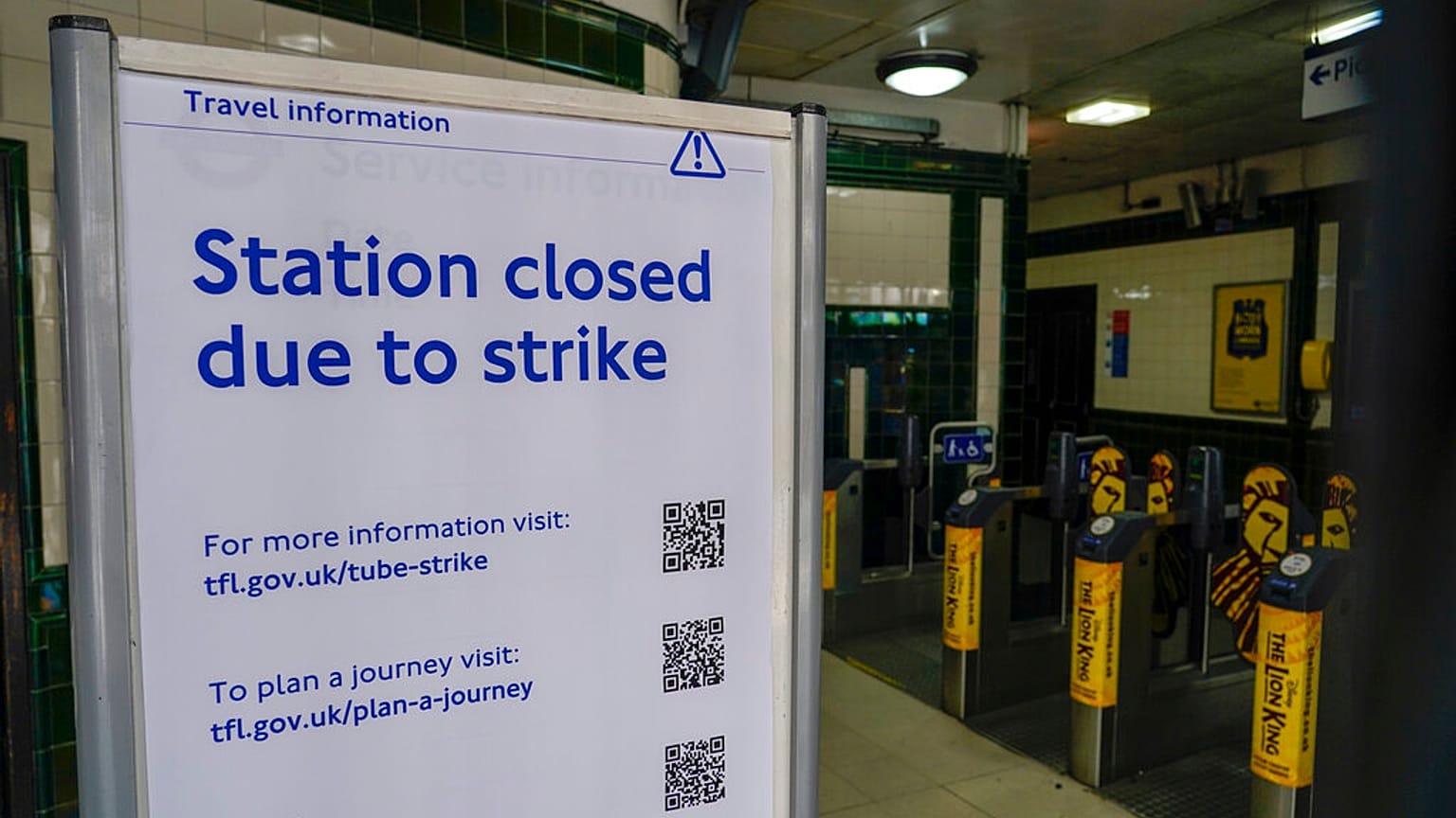 Sztrájkra figyelmezető tábla London egyik metróállomásán