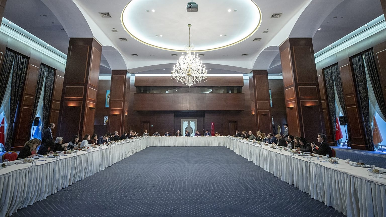 sosyal medya ve internet haberciliğine ilişkin düzenlemeleri içeren yasa teklifi TBMM Adalet Komisyonu'nda kabul edildi.