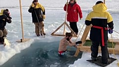 Kurzes Eintauchen ins Eiswasser