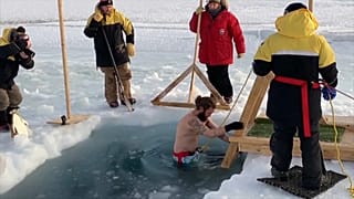 Kurzes Eintauchen ins Eiswasser