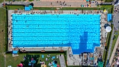 Schwimmbad im Sommer - Symbolbild