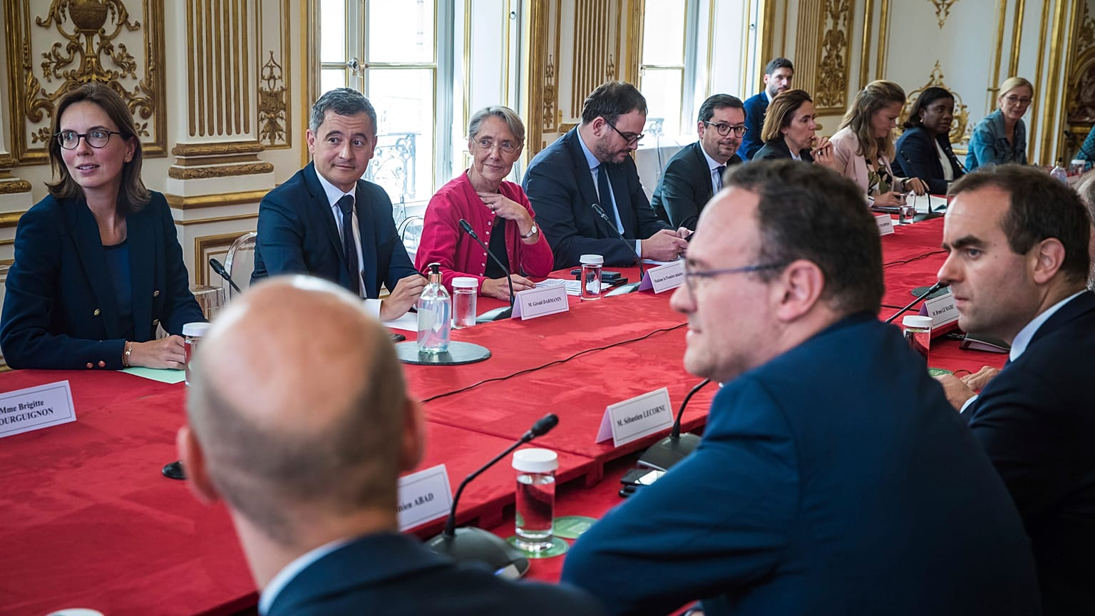 Ministerpräsidentin Élisabeth Borne (Bildmitte) bei einer Kabinettsbesprechung