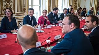 Ministerpräsidentin Élisabeth Borne (Bildmitte) bei einer Kabinettsbesprechung